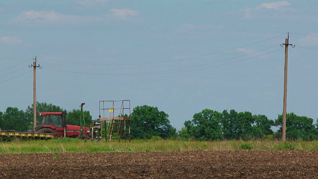 拖拉机在田间种植作物视频素材