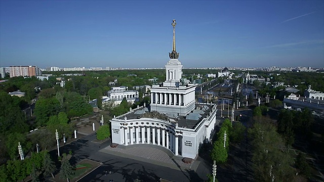 图为莫斯科人民经济成就展上的中央馆和中央大道的鸟瞰图视频下载