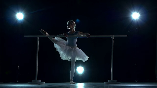 一位美丽的女芭蕾舞演员。轮廓视频素材