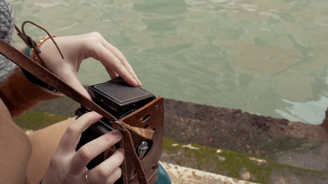 女游客用复古相机拍摄建筑视频下载
