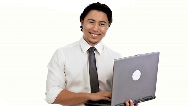 商人拿着一台白色背景的笔记本电脑视频素材