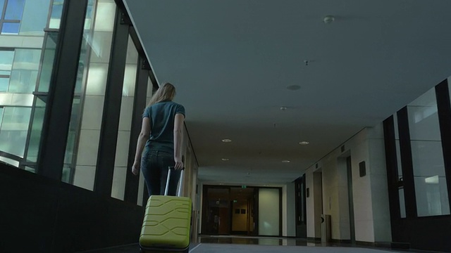 女人拿着旅行袋离开酒店视频素材