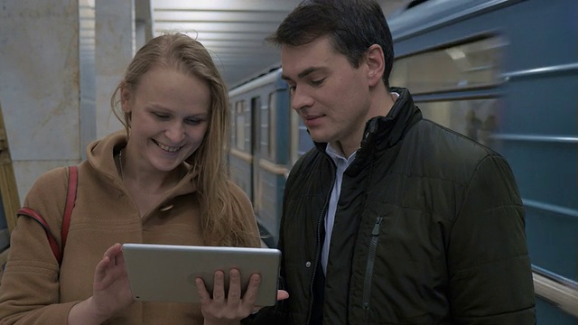 年轻人在地铁里用平板电脑视频素材