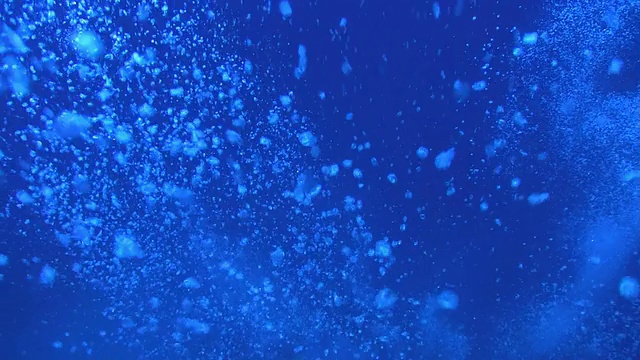 蓝色水中的气泡视频素材