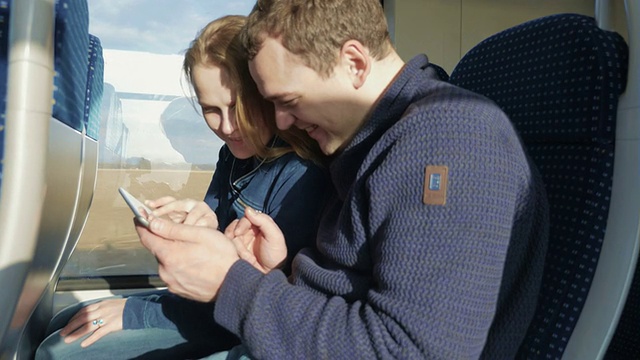 他们在火车上玩触控板玩得很开心视频素材