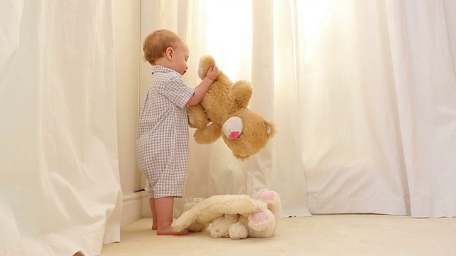 小男孩在玩泰迪熊视频素材