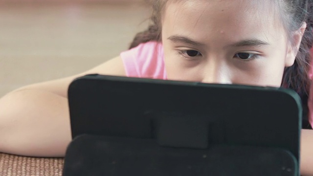 小女孩用平板电脑视频下载