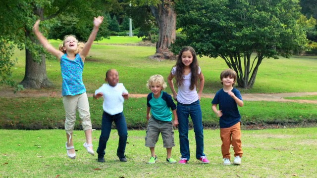 快乐的孩子们一起在公园里跳跃视频下载
