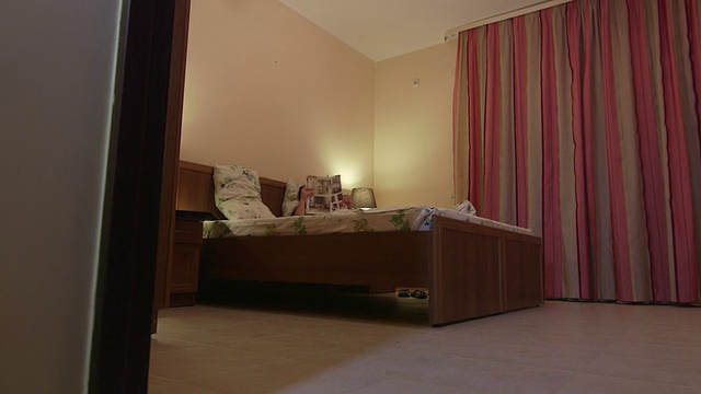 女人躺在家里或酒店卧室的床上看杂志视频下载