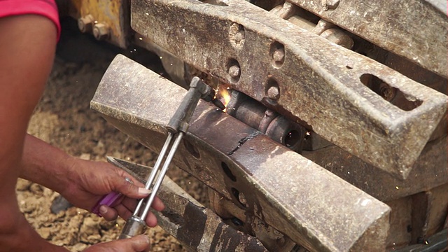 修理自卸车车轮用氧燃气切割钢视频下载
