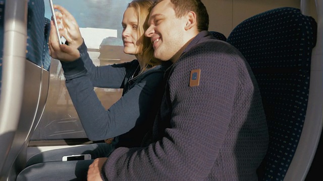 情侣在火车上自拍的时间间隔视频素材