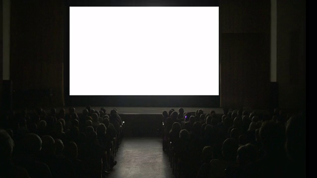 在黑屏的黑暗电影院大厅里的观众视频下载