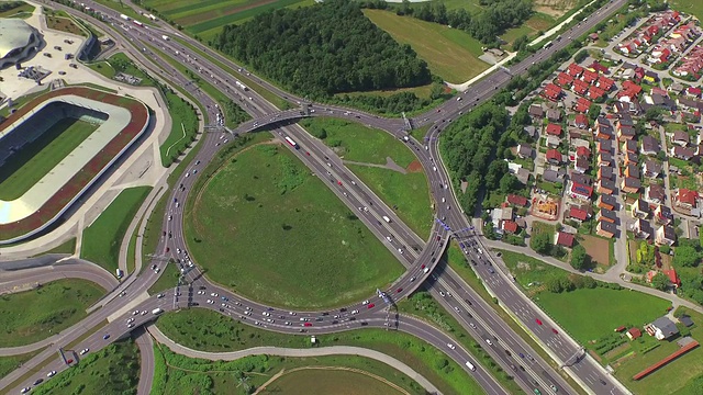 汽车和卡车在高速公路的交叉路口行驶视频素材