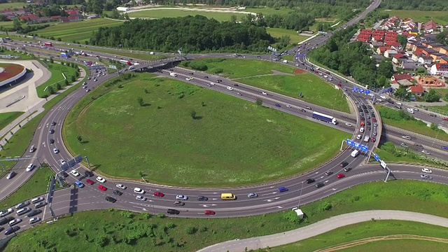 天线:高速公路交叉路口的大多车道环形交叉路口视频素材