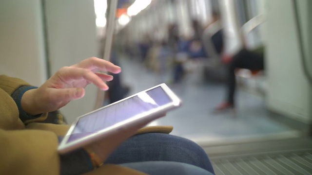 在地铁里用平板电脑的女人视频素材