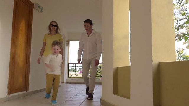 家长和孩子在酒店走廊视频素材