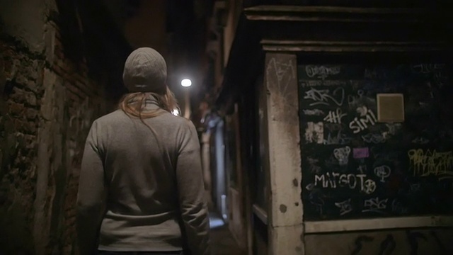 一个女人在黑暗的巷子里游荡视频下载
