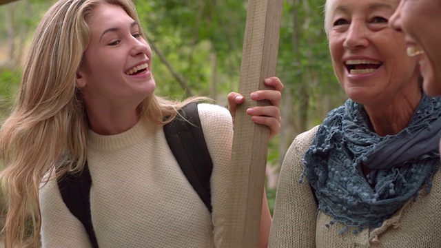 森林里三代女人的笑声，慢镜头视频素材