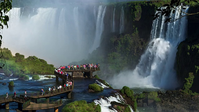 游客在伊瓜苏瀑布，Foz do Iguacu，巴西视频素材
