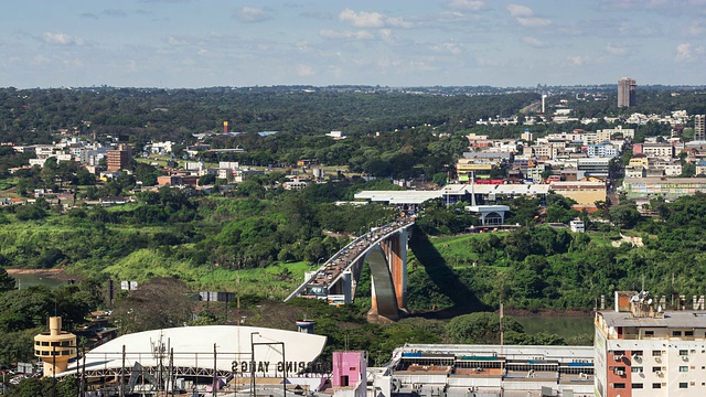 从空中俯瞰友谊桥(Ponte da Amizade)，连接Foz do Iguacu，巴西，到Ciudad del Este，巴拉圭视频素材