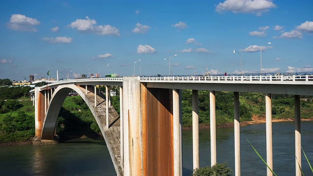 友谊桥(Ponte da Amizade)，连接Foz do Iguacu，巴西，巴拉圭埃斯特城视频素材