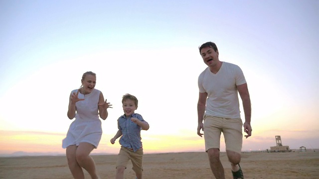 父母与孩子在海滩上快乐的时光视频素材