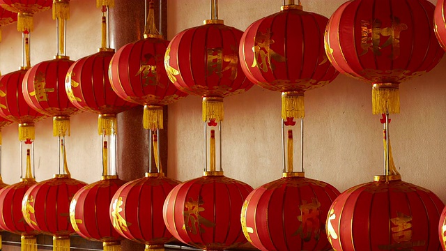 中国的纸灯笼在寺庙庆祝中国新年视频素材