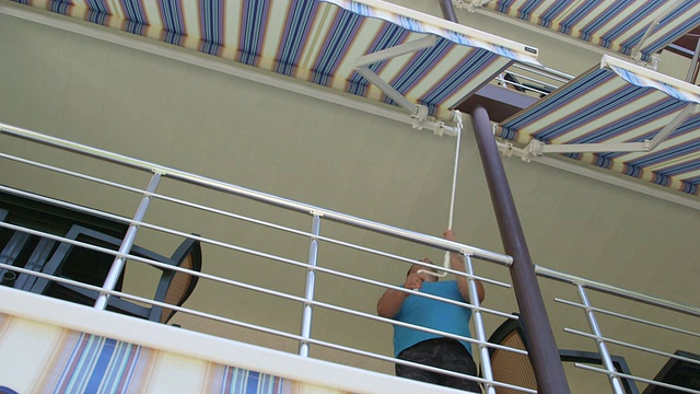折叠可伸缩遮阳篷安装在酒店的外墙上视频素材