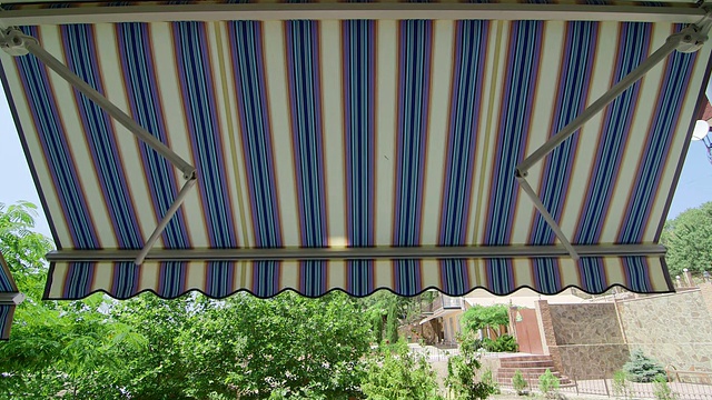 安装在房屋外墙上的可伸缩折叠遮阳篷视频下载