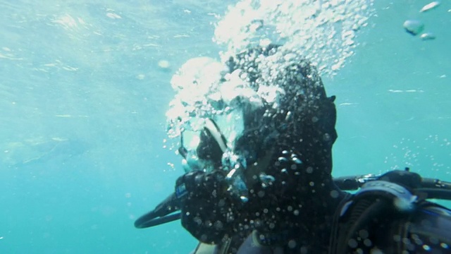 潜水员在水下呼吸视频下载