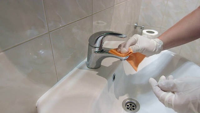 女人在做家务，打扫浴室的水龙头视频素材