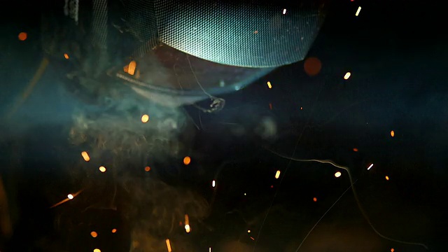 男人焊接，慢镜头视频素材