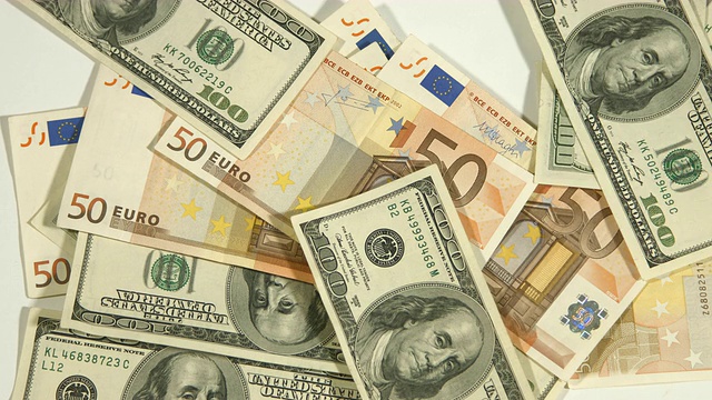 美元和欧元落在白色的背景上视频下载