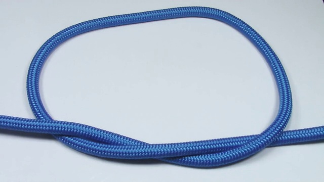 简单的上手结由蓝色合成绳，收紧在白色的背景视频下载