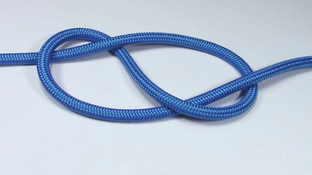 图8结由蓝色合成绳，收紧在白色的背景视频下载