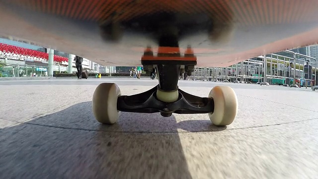 在街上玩滑板视频下载