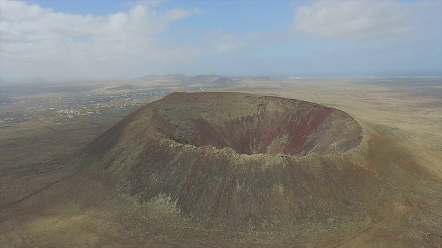 天线:火山岛中部雄伟的死火山视频下载