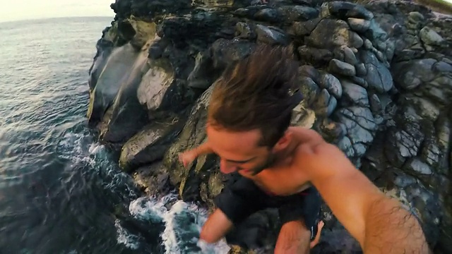 极端POV悬崖跳跃视频素材