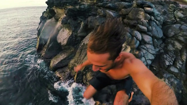 极端POV悬崖跳进海洋在夏威夷。视频素材