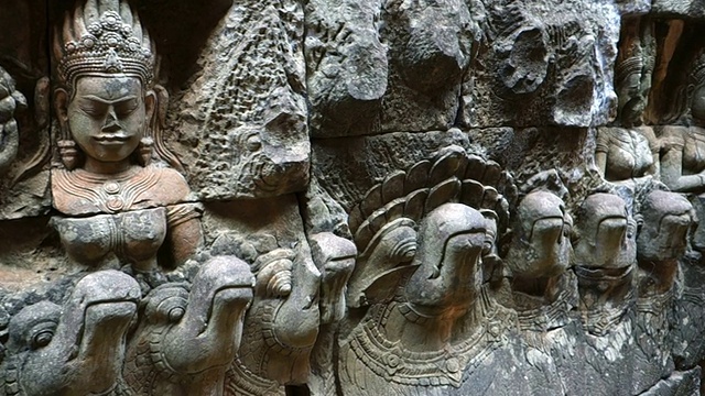 麻风王台地的雕刻，吴哥窟，暹粒，柬埔寨视频下载