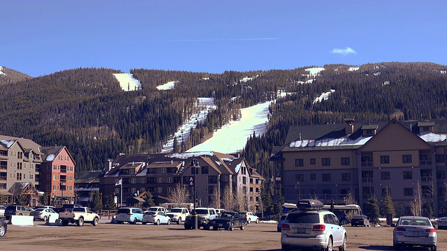 滑雪胜地的停车场视频素材