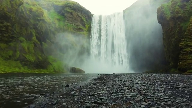 无人机接近惊人的强大瀑布。大自然中的自然美。视频素材