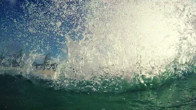 年轻人风筝在海洋中冲浪。视频素材