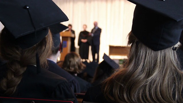 学院校长为毕业生颁发证书，并与他们握手视频素材