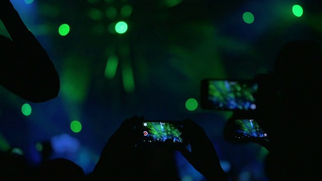 人们在智能手机上拍摄性能视频素材