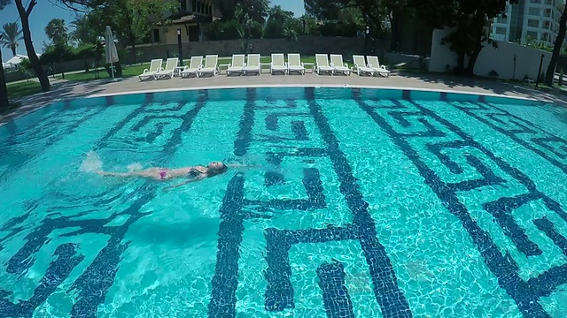 迷人的女人在游泳池游泳三。视频下载
