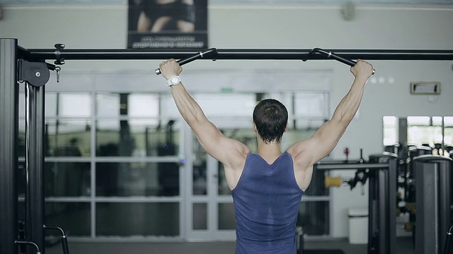 男性健美运动员在健身房里停下来的特写视频素材