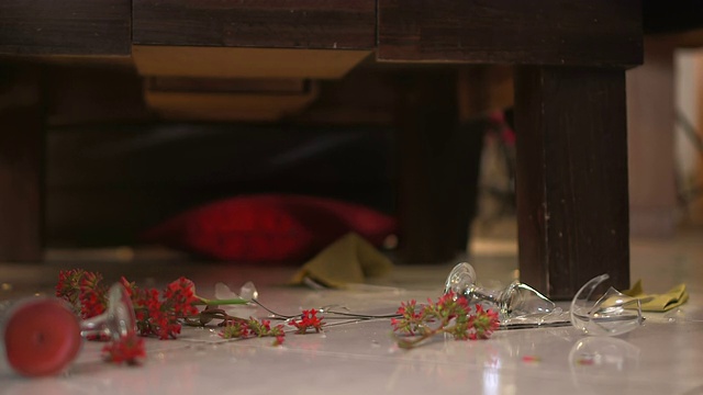 酒杯和红花落在地板上视频素材