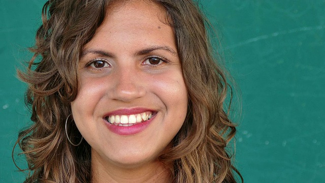 西班牙人描绘镜头前微笑的快乐年轻女子视频素材