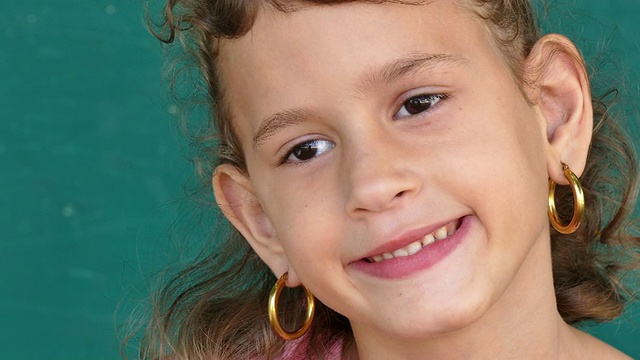 24白人孩子肖像快乐的小女孩在镜头前微笑视频素材
